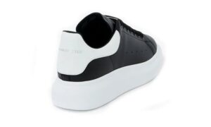 OVERSIZED WHITE BLACK